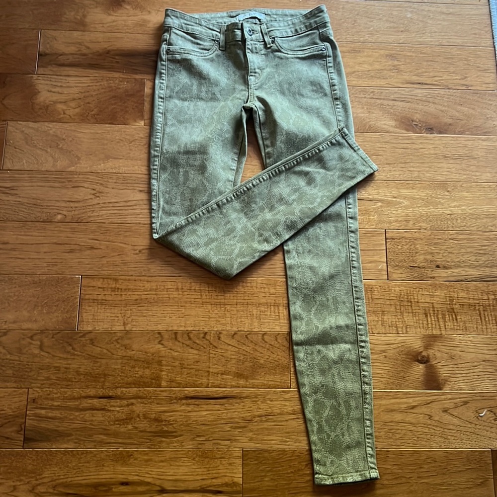 Like new! Designer “Rich and Skinny”snake army green print stretch jeans!